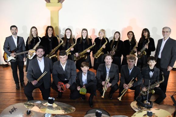 Orquestra de Sopros de Picada Caf&eacute; estreia novo traje durante a 7&ordf; Expoflorir