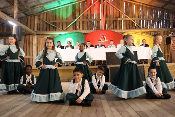 Sess&atilde;o Descentralizada no CTG Manota&ccedil;o recebe apresenta&ccedil;&atilde;o da Escola Paulina Benetti