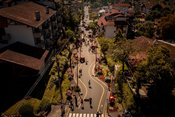 Feriado de Nossa Senhora Aparecida supera expectativa e leva 145 mil visitantes a Gramado