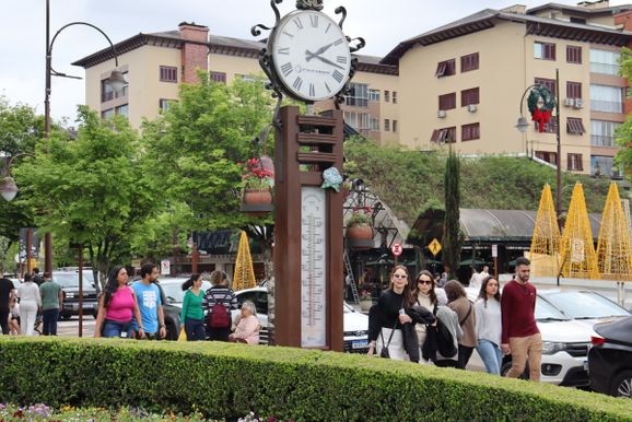 Feriado prolongado e ruas decoradas para o Natal Luz devem movimentar o turismo em Gramado