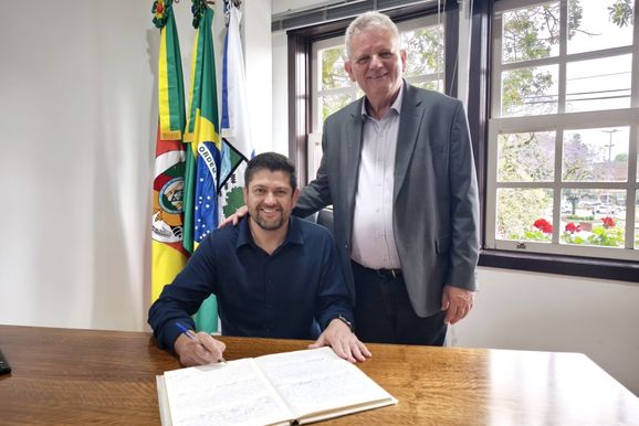 Prefeito Daniel transmite cargo para vice-prefeito Alexandre, em Nova Petr&oacute;polis