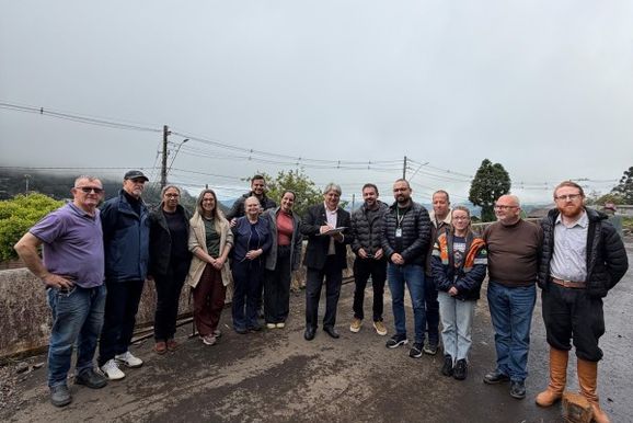 Prefeito de Gramado assina contrato para retomada das obras no bairro Tr&ecirc;s Pinheiros