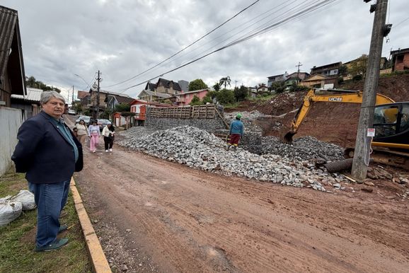 Prefeito Nestor Tissot acompanha obras de conten&ccedil;&atilde;o e infraestrutura vi&aacute;ria em Gramado
