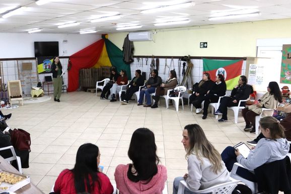 Professores de Canela participam de qualifica&ccedil;&atilde;o em leitura e escrita na educa&ccedil;&atilde;o infantil