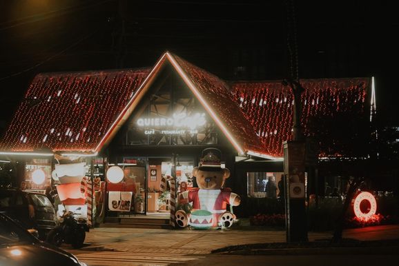 Quiero Caf&eacute; Gramado inaugura decora&ccedil;&atilde;o de Natal com cenografia t&aacute;til e ilumina&ccedil;&atilde;o especial