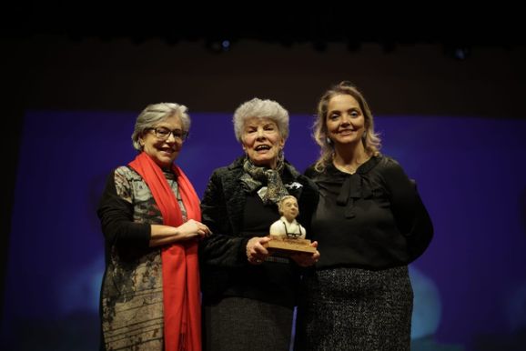 "Sem arte n&oacute;s ter&iacute;amos um povo sem rosto": Sandra Dani &eacute; homenageada em Canela