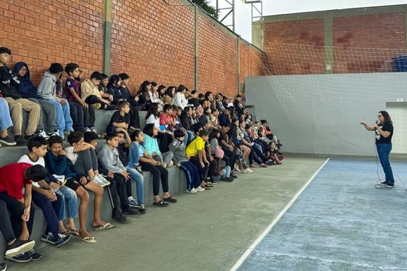 Escola de Guaratuba re&uacute;ne alunos e fam&iacute;lias para discutir riscos das fake news