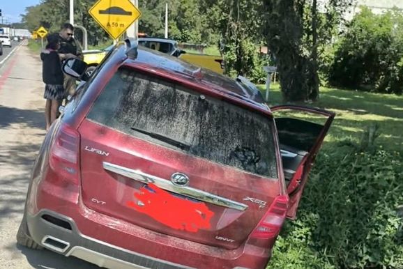 Motorista &eacute; preso ap&oacute;s ficar com carro atolado em valeta na PR-412