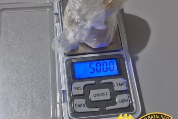 PM apreende crack e coca&iacute;na e prende jovem por tr&aacute;fico em Siqueira Campos