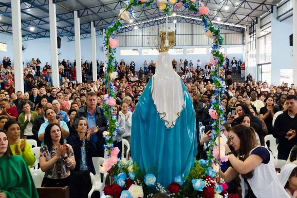 Missa de Maria Passa &agrave; Frente re&uacute;ne cerca de 2,5 mil pessoas com b&ecirc;n&ccedil;&atilde;o das rosas