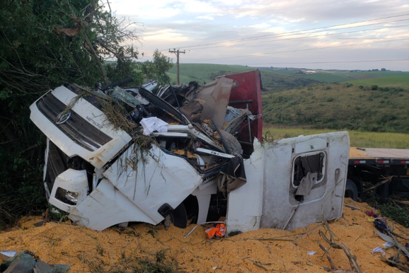 Motorista morre ap&oacute;s carreta carregada com milho capotar em Madre de Deus de Minas