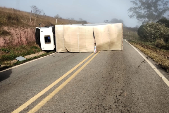 Caminh&atilde;o tomba na MG-338 perto de Ibertioga e motorista fica ferido