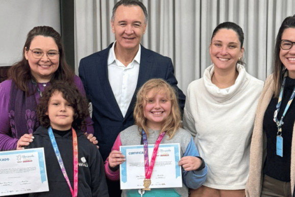 Estudantes da Escola de Aplica&ccedil;&atilde;o Feevale recebem medalhas pela participa&ccedil;&atilde;o na OBMEP