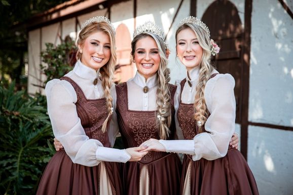 Trajes de gala das soberanas da 37&ordf; Oktoberfest de Igrejinha traduzem a ess&ecirc;ncia da festa