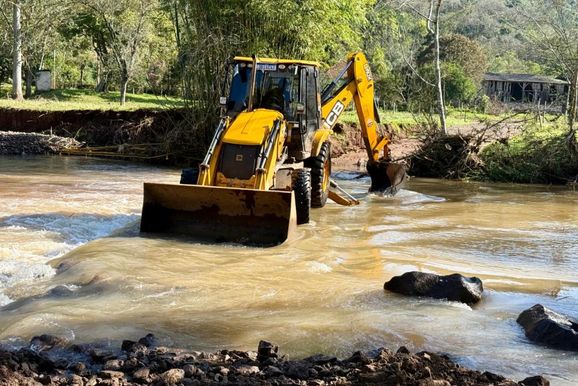 Prefeitura de Taquara realiza limpeza no Rio Padilha ap&oacute;s enchente