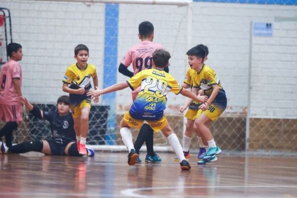 Municipal de Futsal de Taquara define mais quatro campe&otilde;es e arrecada 170 kg de alimentos