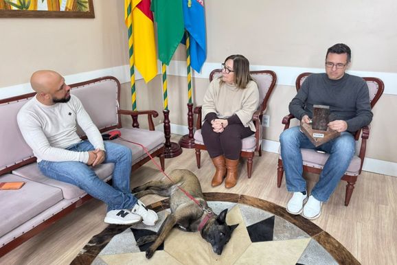 Prefeita de Taquara recebe dupla que conquistou 3&ordm; lugar em torneio de c&atilde;es de pol&iacute;cia