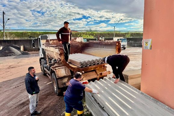 Prefeitura de Taquara entrega telhas a moradores afetados pelo temporal