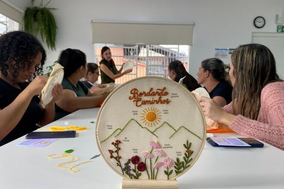 Projeto Bordando Caminhos transforma linhas em acolhimento para m&atilde;es at&iacute;picas em Igrejinha