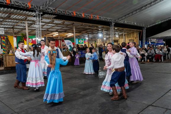 Acendimento da pira marca abertura dos Festejos Farroupilhas do Paranhana, em Taquara