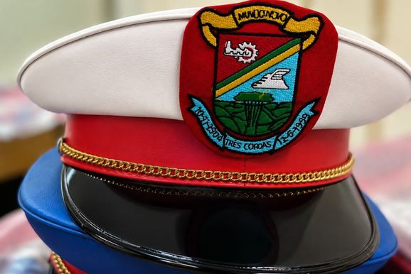 Banda Municipal de Tr&ecirc;s Coroas recebe novos uniformes ap&oacute;s mais de 20 anos