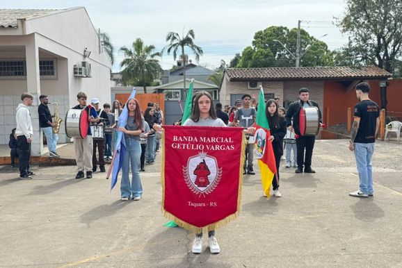 Cerca de 400 alunos participam de ensaio para o Desfile C&iacute;vico de 7 de Setembro em Taquara