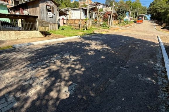 Conclu&iacute;da pavimenta&ccedil;&atilde;o da Rua El&iacute;gio Feiten, no Loteamento Brenner, em Parob&eacute;