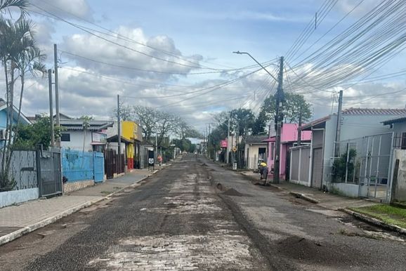 Prefeitura de Taquara inicia recapeamento da Rua Farrapos; tr&acirc;nsito &eacute; bloqueado no trecho