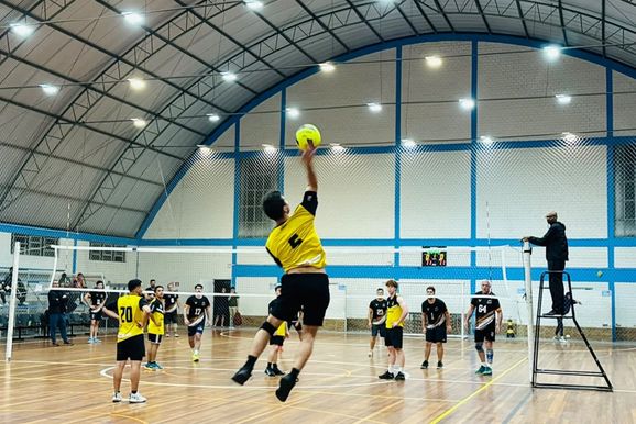 Campeonato Municipal de V&ocirc;lei Indoor movimenta Taquara com 11 equipes em duas categorias