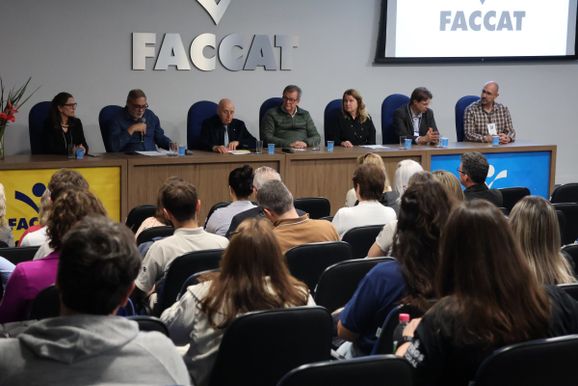 Evento na FACCAT debate envelhecimento populacional e desafios do desenvolvimento regional