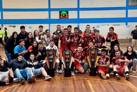 Esporte Clube Amigos da Villa se torna campe&atilde;o nas tr&ecirc;s s&eacute;ries do futsal em Taquara