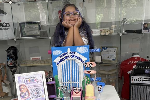 Menina de Tr&ecirc;s Coroas transforma experi&ecirc;ncia com aparelhos ortop&eacute;dicos em livro infantil