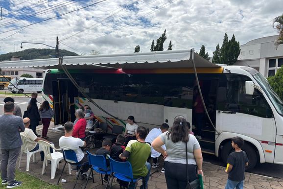 &Ocirc;nibus do Cadastro &Uacute;nico do Governo do Estado realiza 94 atendimentos em Tr&ecirc;s Coroas