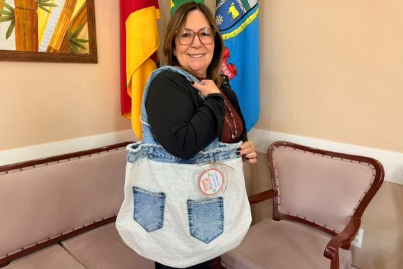 Projeto sustent&aacute;vel transforma sacos de gr&atilde;os e ra&ccedil;&atilde;o em ecobags em escola de Taquara