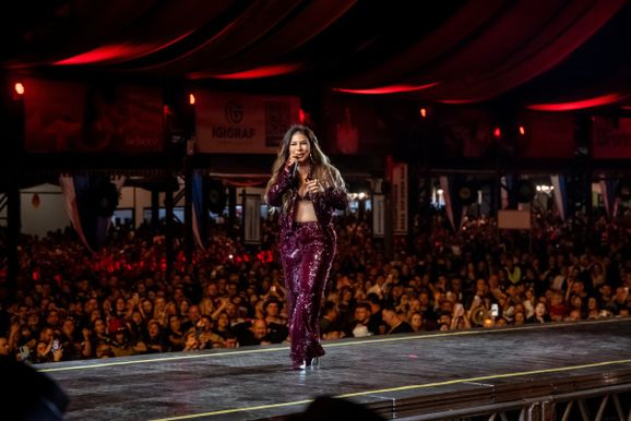 Simone Mendes abre shows nacionais da 37&ordf; Oktober de Igrejinha com sucessos do sertanejo