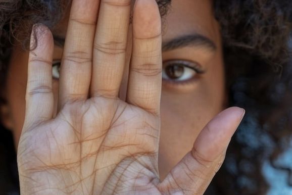 Adolescente &eacute; acusado de inj&uacute;ria racial e amea&ccedil;a com faca em escola de Ipatinga