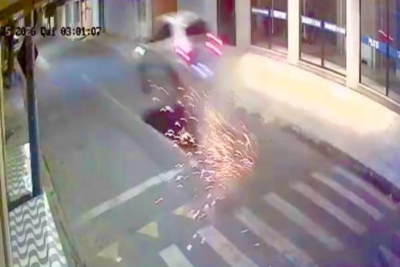 Assista: Motorista fica gravemente ferido ap&oacute;s bater em port&atilde;o em Fabriciano