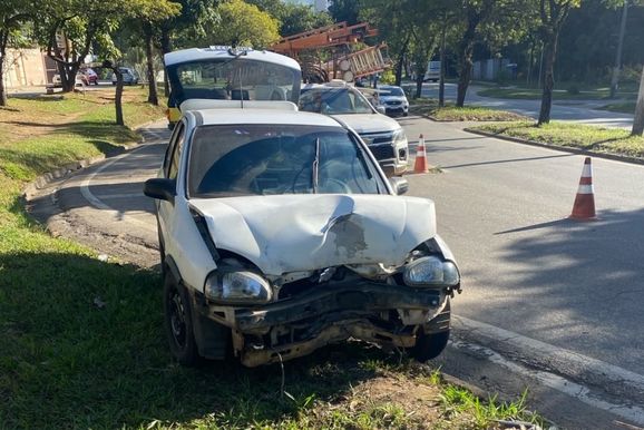 Motorista desvia de moto, bate em poste e causa acidente em Ipatinga