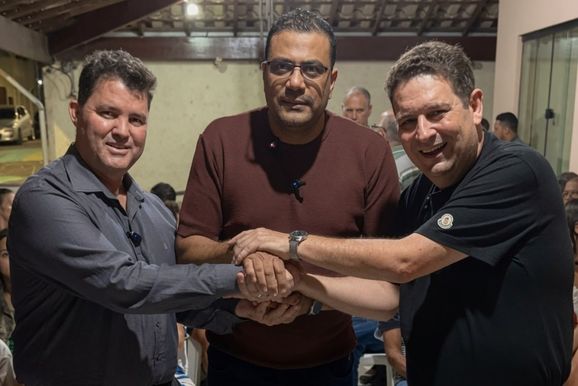 M&aacute;rcio Lima e Dr. Marcos Vin&iacute;cius participam de encontro com moradores em Fabriciano