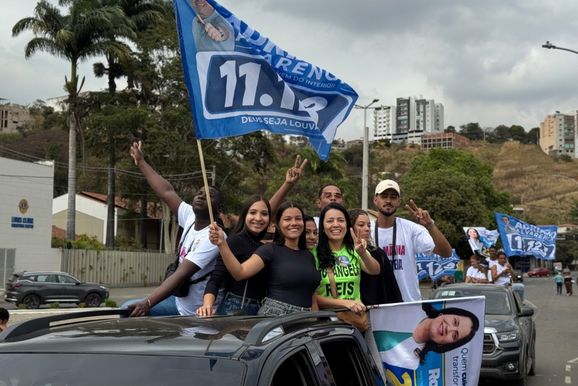 Caratinga d&aacute; in&iacute;cio &agrave; campanha de reelei&ccedil;&atilde;o de Ros&acirc;ngela Reis com adesiva&ccedil;o e carreata
