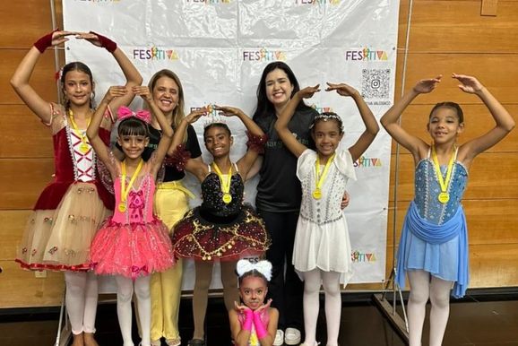 Bailarinas de Ant&ocirc;nio Dias sobem ao p&oacute;dio no festival FESTIVA no Vale do A&ccedil;o