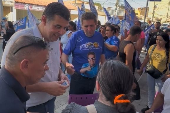 Candidatos realizam ato pol&iacute;tico pelas ruas de Coronel Fabriciano