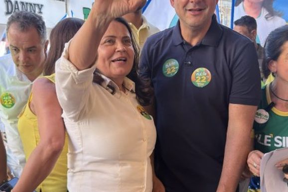 Fl&aacute;vio Roscoe cumpre agenda de campanha com Ros&acirc;ngela Reis no centro de Ipatinga