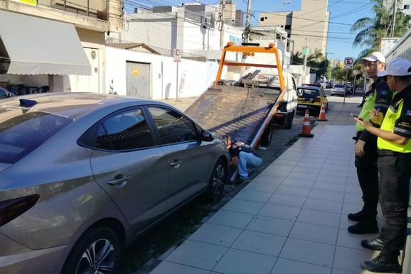Ipatinga amplia fiscaliza&ccedil;&atilde;o contra estacionamento irregular em cal&ccedil;adas e garagens