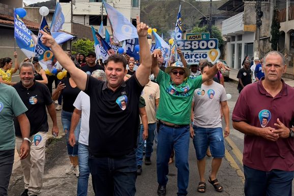 M&aacute;rcio Lima re&uacute;ne centenas de apoiadores em caminhada pelas ruas de Tim&oacute;teo