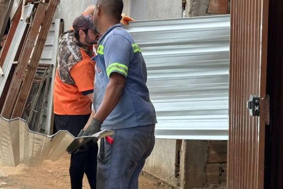 Prefeitura de Tim&oacute;teo inicia entrega de telhas para 250 fam&iacute;lias atingidas por chuva
