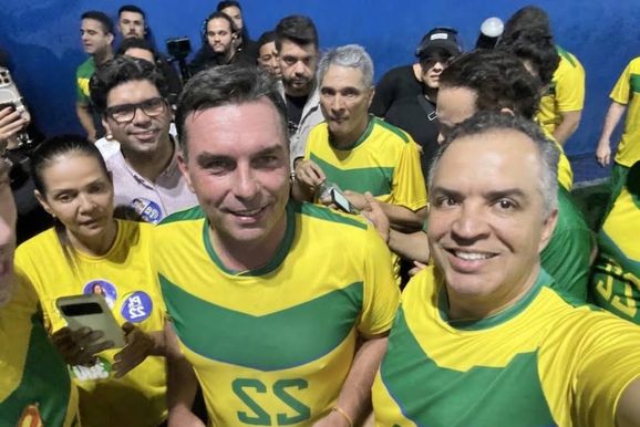 Rog&eacute;rio Leal participa de futebol com Fl&aacute;vio Bolsonaro e candidatos em Valadares