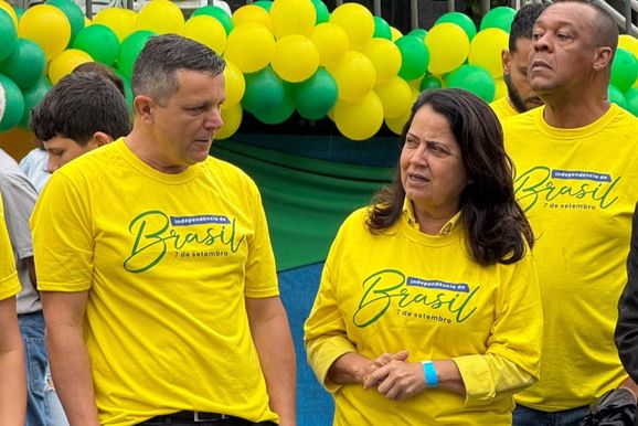 Ros&acirc;ngela Reis acompanha desfile do Dia da Independ&ecirc;ncia em Tim&oacute;teo