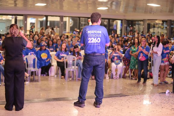 Encontro em Coronel Fabriciano re&uacute;ne mil mulheres em apoio a candidato