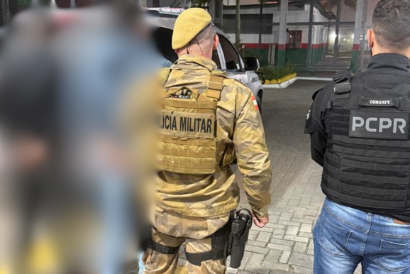 Dupla procurada por homic&iacute;dio no Paran&aacute; &eacute; presa enquanto se escondia em Cambori&uacute;